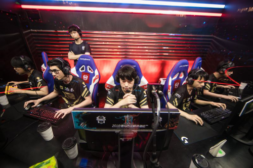 待终于化作 待终于化作